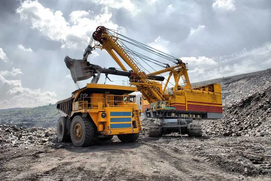 Bucket shovel excavator working in an open pit mine with real time load monitoring, SCADA telemetry, fleet performance analytics and digital twin insights