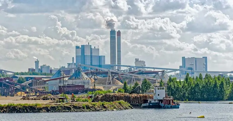 Industrial manufacturing site with power network infrastructure, SCADA data flows, digital twin monitoring and energy management systems